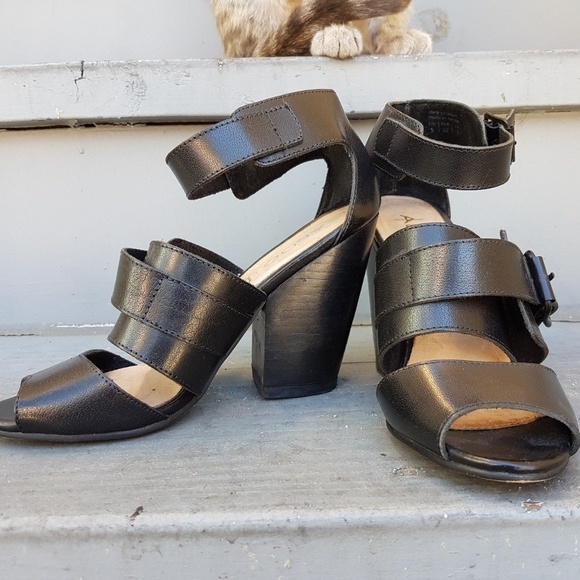 ALDO Genuine leather sandals. - Picture 1 of 3
